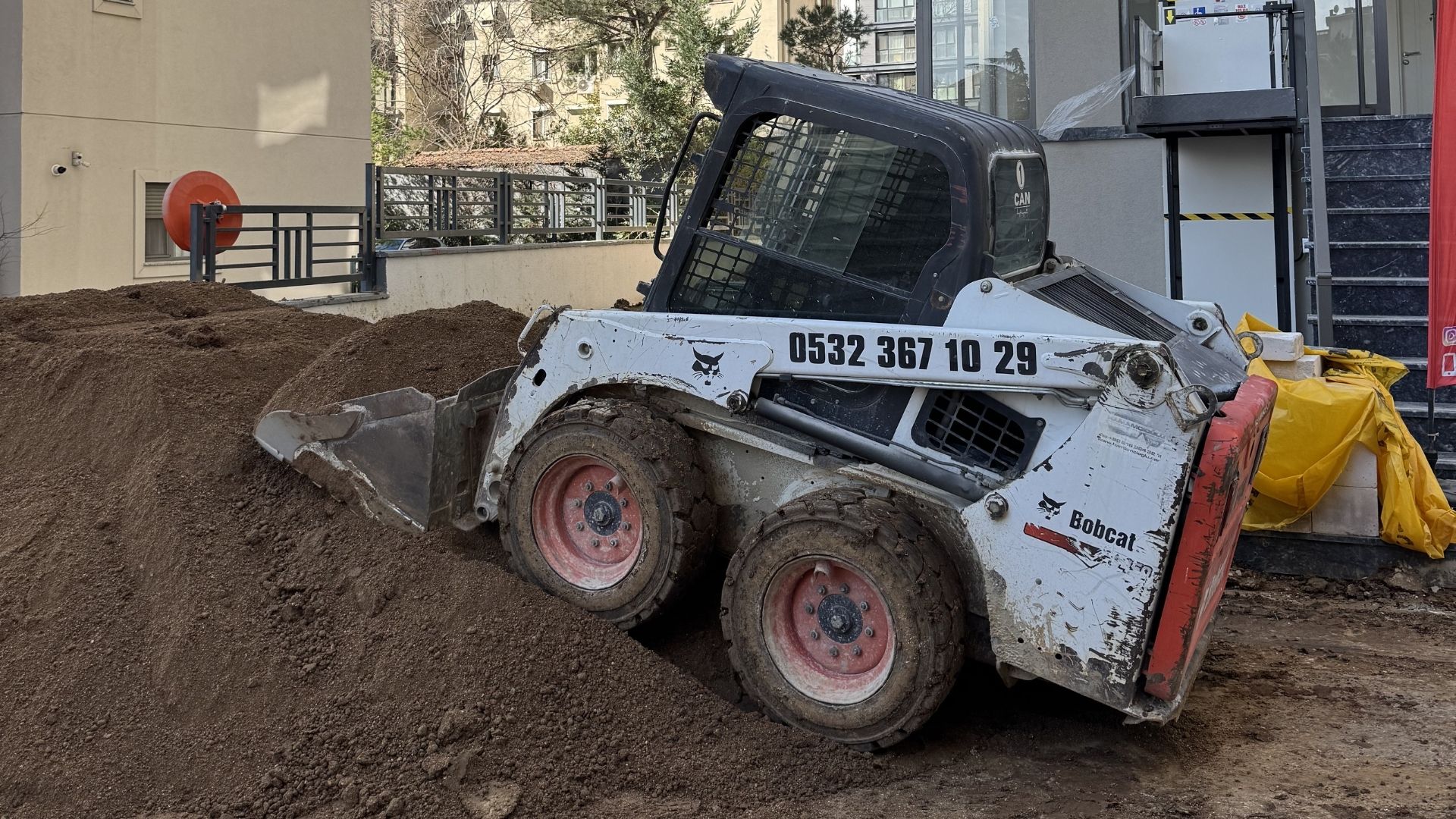 Bobcat ile inşaat temizliği