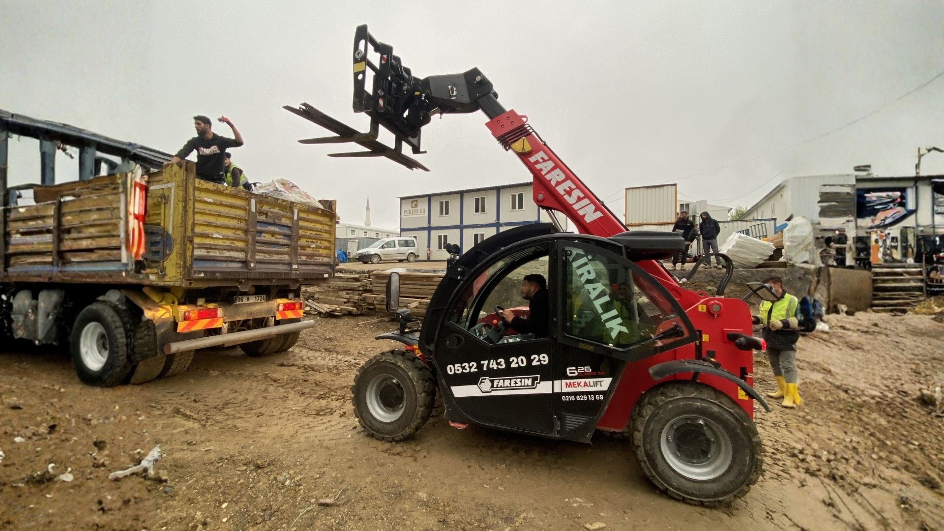 Forklift ile kamyon boşaltma