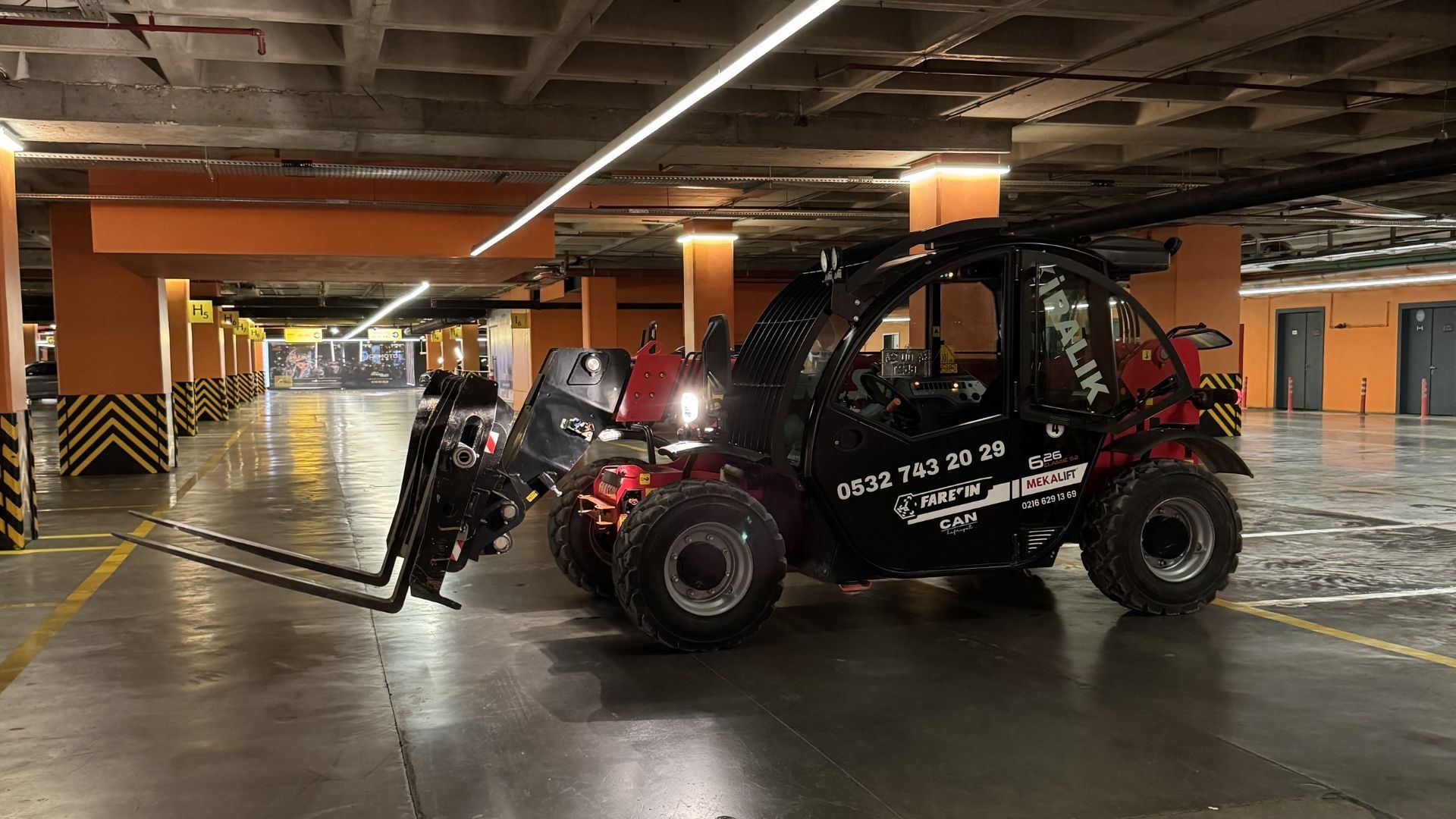 Operatörlü forklift ile depo ve fabrika içi yükleme boşaltma