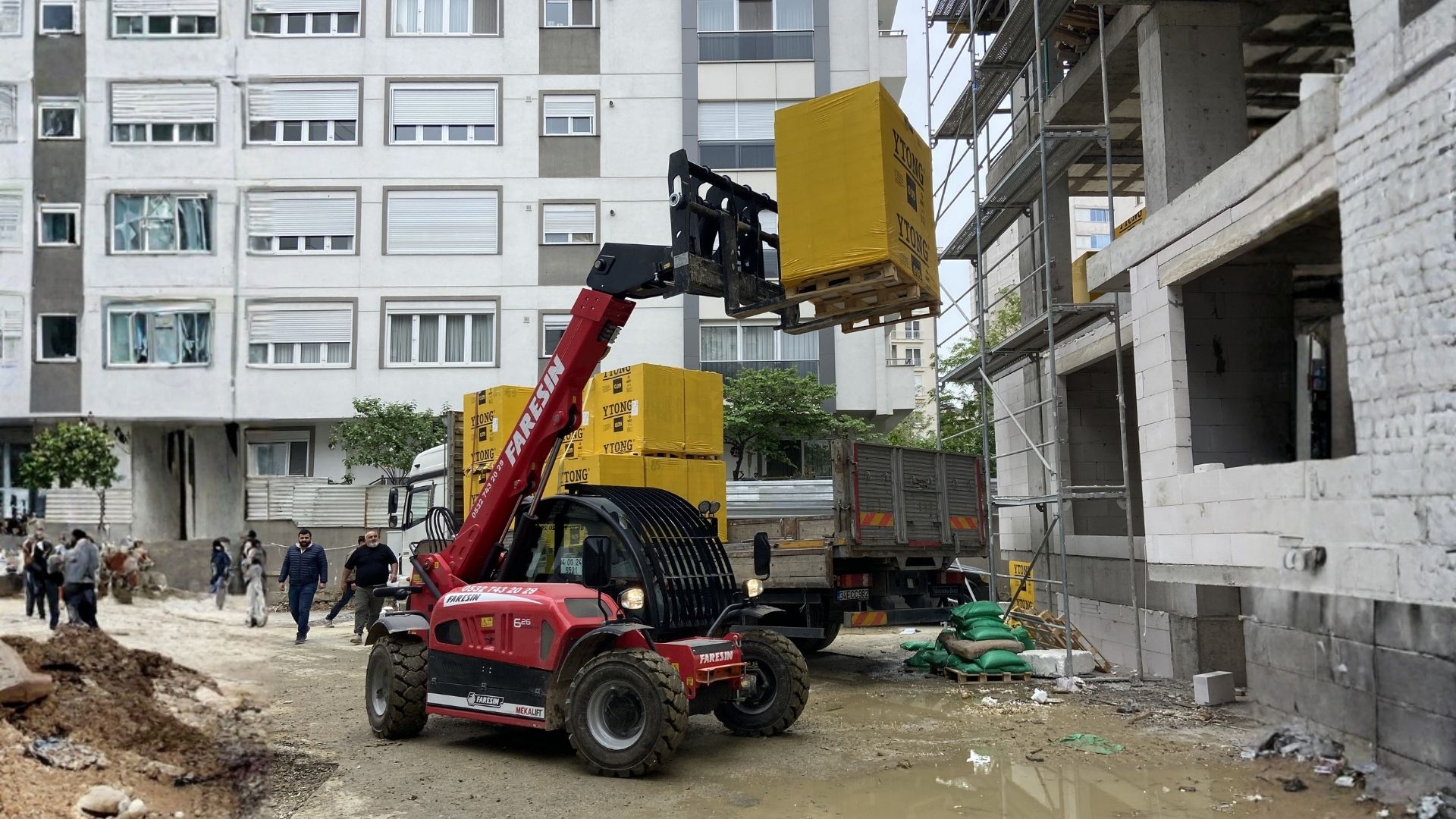 Operatörlü Manitou teleskopik yükleyici iş makinası sahada