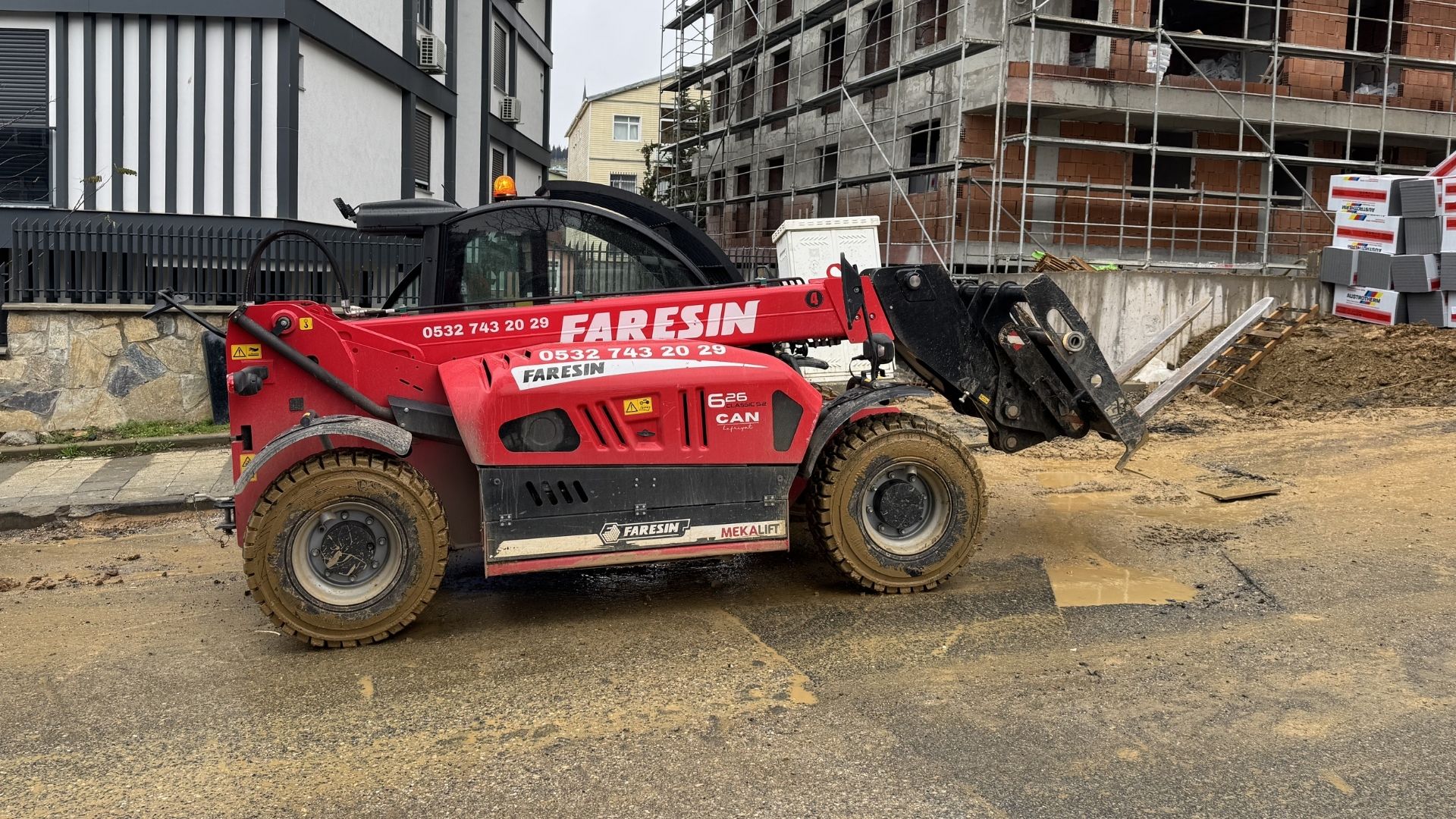 Manitou teleskopik yükleyici çalışırken